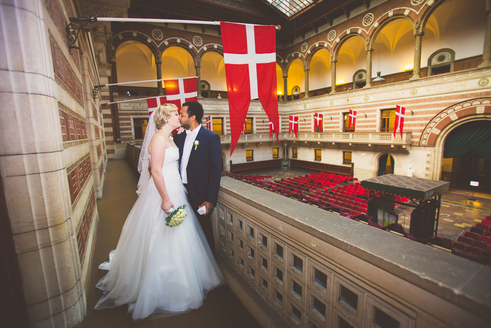 Gia and Tiago live in Germany and came to Copenhagen City Hall to get married. Their wedding portraits were taken at City Hall, Rådhuspladsen and ar and around Admiral Hotel, where they were staying with their family. 